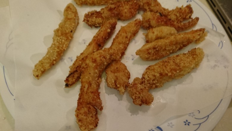 香酥鸡柳棒 Chicken finger,先放炸物紙上瀝油