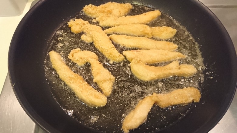 香酥鸡柳棒 Chicken finger,煎到兩面都呈金黃微焦即可