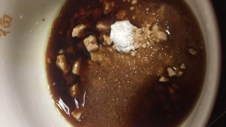 糖醋鸡丁,倒入醋,技巧:醋刚好把白糖和芡粉泡过一点。
