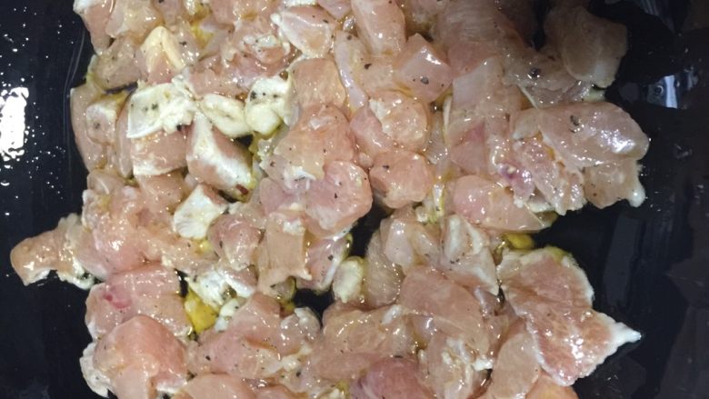 糖醋鸡丁,技巧:炸了花生的菜油火已关,不用开火。把鸡胸肉丁放入用筷子搅拌均匀一会后再开火继续翻炒,可使肉丁滑嫩!