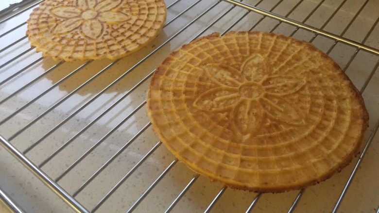 玉米脆饼,立刻放烤网晾凉,摊开晾凉,不要摞一起,凉透才会酥脆