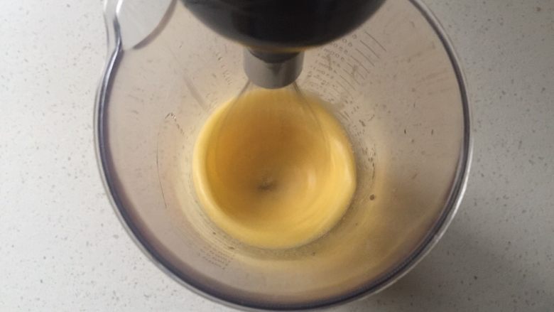 玉米脆饼,充分搅拌至完全乳化,融合一起成顺滑状态
