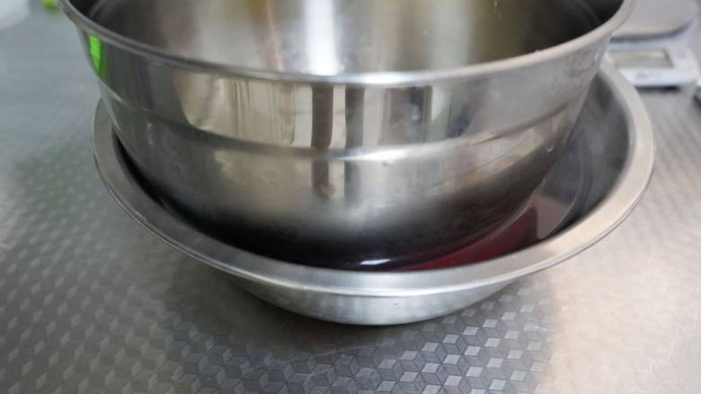 紫薯泥纸杯蛋糕, 烧一壶热水,放在蛋液盆中,隔水打发,保持蛋液在40度左右