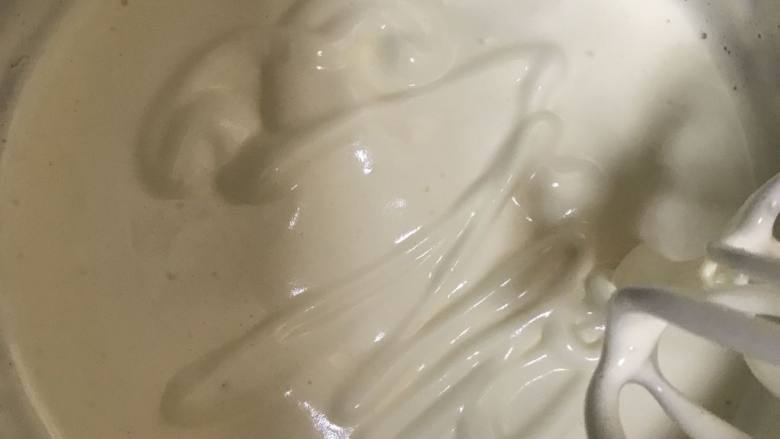 紫薯泥纸杯蛋糕,一直打发到,拎起打蛋器低落的液体能画出纹路,并且不会轻易消失就可以了