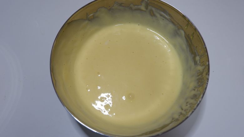 紫薯泥纸杯蛋糕,搅拌好的面糊,倒入剩余的蛋糕糊中翻拌均匀。