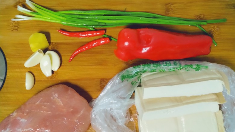 汤汁肉夹豆腐,食材如图,都是很常见的。如果不吃辣的话,朝天椒就不要了,可以换成不辣的青椒,做调色。