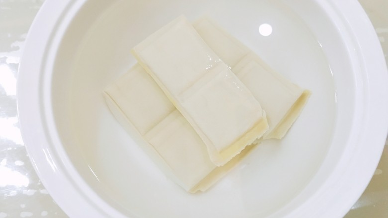 汤汁肉夹豆腐,用开水把<a style='color:red;display:inline-block;' href='/shicai/ 465'>豆腐</a>先泡十分钟左右,可以清除豆味和碱味。