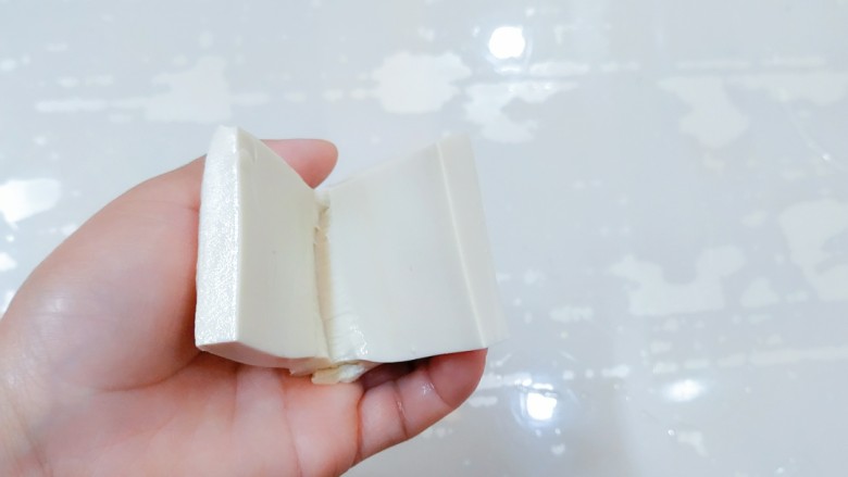 汤汁肉夹豆腐,从中间切开,但底下不要切断。