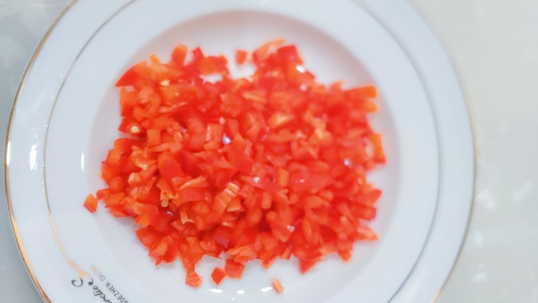 汤汁肉夹豆腐,<a style='color:red;display:inline-block;' href='/shicai/ 86663'>红辣椒</a>切小丁。