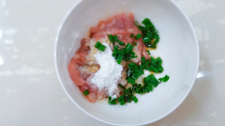 汤汁肉夹豆腐,肉切碎剁成肉末，加<a style='color:red;display:inline-block;' href='/shicai/ 718'>料酒</a>、<a style='color:red;display:inline-block;' href='/shicai/ 788'>生抽</a>、盐、生粉，和一点点白砂糖。