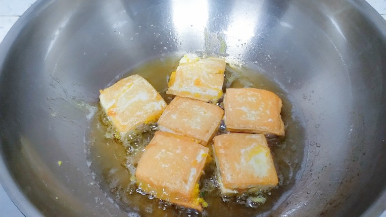 汤汁肉夹豆腐,慢慢煎,煎到底下那面金黄有锅巴,开始翻面。