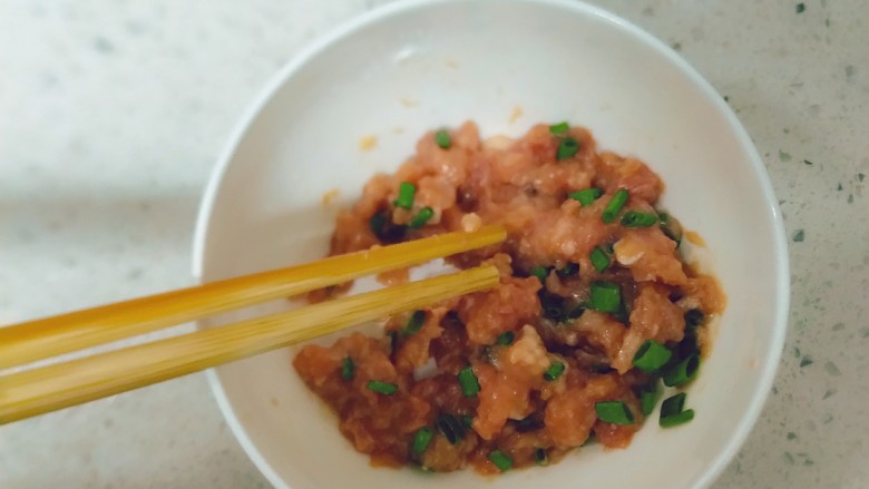 汤汁肉夹豆腐,搅拌均匀,如果太干,可以加一点点水,腌制一下。
