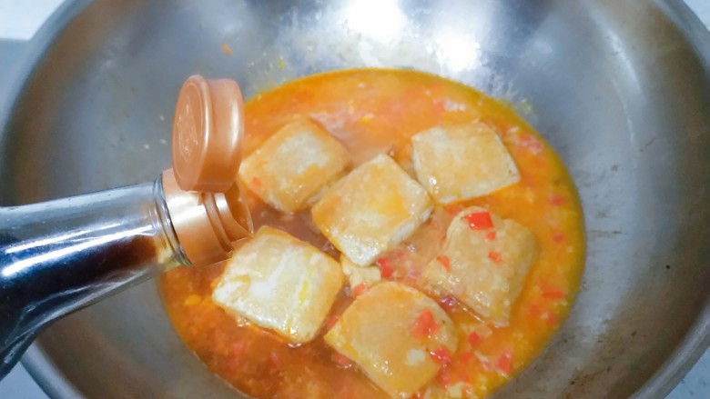 汤汁肉夹豆腐,加生抽和<a style='color:red;display:inline-block;' href='/shicai/ 762'>老抽</a>,轻轻的推动,让调料均匀融合。如果要加豆瓣酱或者黄豆酱,就在这一步加。不用盖锅盖,大火边煮边收汁。
