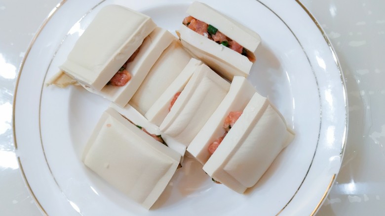 汤汁肉夹豆腐,其他的豆腐块都按上面两步夹好肉(有没有觉得像肉夹馍)。