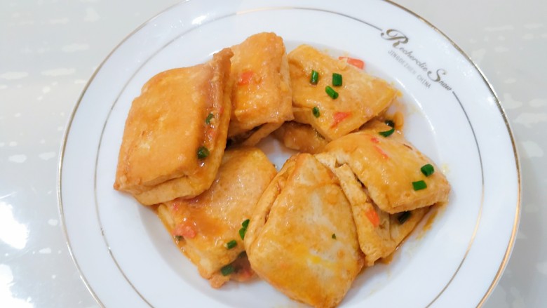 汤汁肉夹豆腐,盛起来之前试一下味道,如果淡了,再加一点点盐,如果上一部放了豆瓣酱或者黄豆酱,这一步应该就不需要加盐了。先把豆腐盛起来装盘。