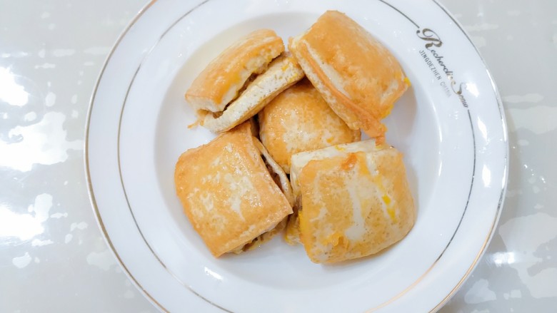 汤汁肉夹豆腐,两面都煎好后,盛起来。