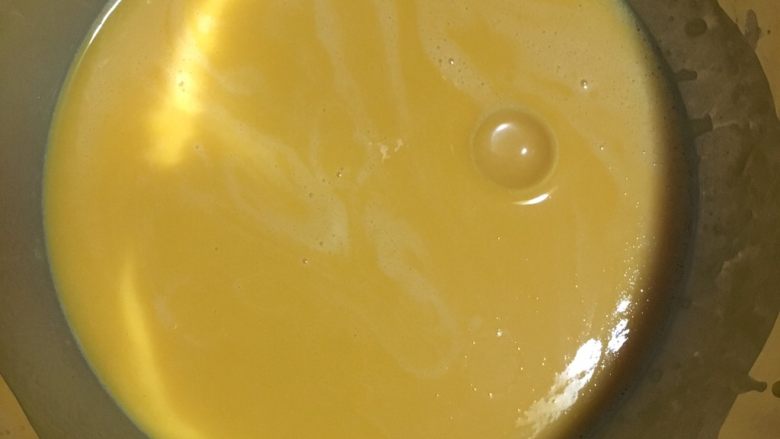 南瓜发糕,然后把南瓜泥和酵母水还有配方奶混合搅拌均匀