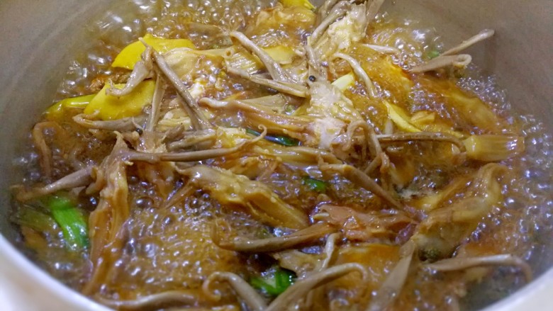 卤鸭舌,大火把鸭舌烧开,尝一下咸淡,淡了加一点盐和酱油,咸了加一点糖和水