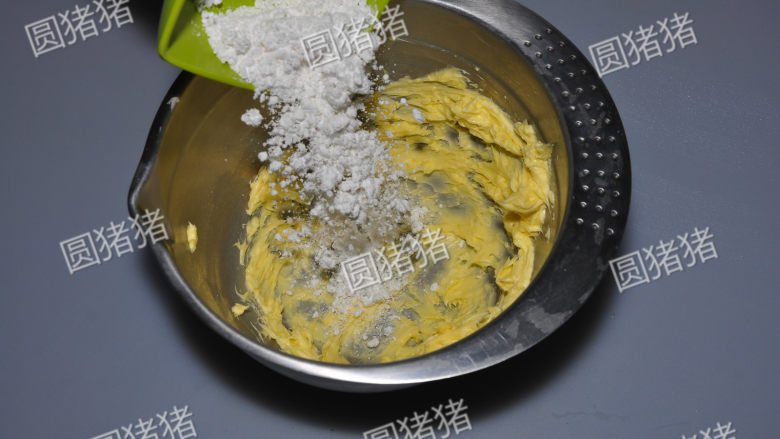 咸香芝士棒,加入糖粉和盐,用电动打蛋器低速搅打均匀。