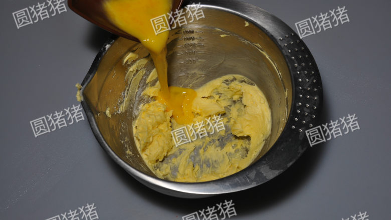 咸香芝士棒,分次少量的加入打散的鸡蛋液。
