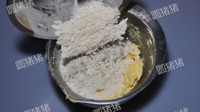 咸香芝士棒,加入低筋面粉和卡夫芝士粉。