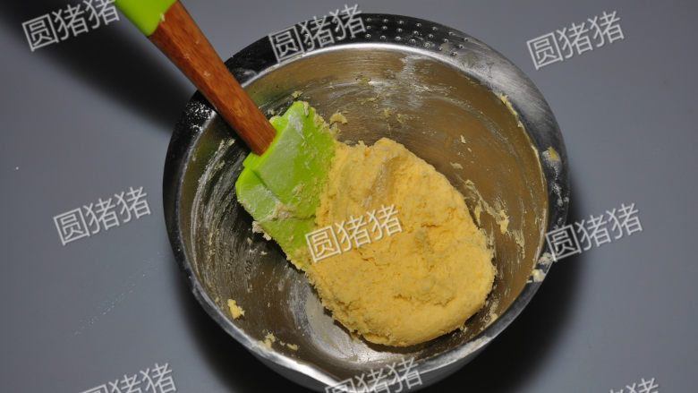 咸香芝士棒,用橡皮刮刀翻拌,直至看不到干粉,成面团状。
