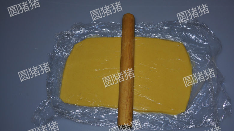 咸香芝士棒,将面团上下各铺一张保鲜膜,用擀面棍将面团擀成4mm厚的长方形面片,再移入冰箱冷冻15分钟左右。