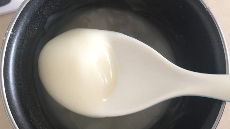香葱肉松面包卷(65度汤种法),防锅上小火慢慢煮到呈现浓稠的面糊状,温度计测到65左右离火继续搅拌