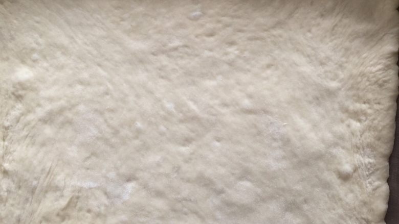 香葱肉松面包卷(65度汤种法),擀成跟烤盘大小一样的,我用的28的烤盘