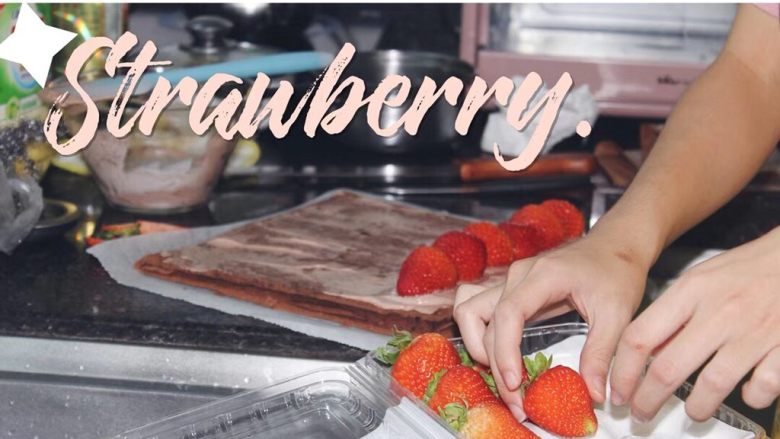 巧克力草莓蛋糕卷 | Chocolate & Strawberry ,【28×28巧克力蛋糕】
<a style='color:red;display:inline-block;' href='/shicai/ 15'>蛋黄</a><a style='color:red;display:inline-block;' href='/shicai/ 1117'>蛋白</a>分开
<a style='color:red;display:inline-block;' href='/shicai/ 15'>蛋黄</a>加入细砂糖搅拌均匀
加入<a style='color:red;display:inline-block;' href='/shicai/ 219'>牛奶</a>搅拌均匀
加入<a style='color:red;display:inline-block;' href='/shicai/ 846'>色拉油</a>搅拌均匀
加入融化的黑巧克力搅拌均匀
将<a style='color:red;display:inline-block;' href='/shicai/ 920'>可可粉</a>与<a style='color:red;display:inline-block;' href='/shicai/ 548'>低筋面粉</a>过筛入液体中
形成巧克力面糊,放一旁待用
<a style='color:red;display:inline-block;' href='/shicai/ 1117'>蛋白</a>用电动打蛋器打发
分三次加入细砂糖
打至可以提起尖角
为湿性发泡状态即可
----------混合----------
将1/3<a style='color:red;display:inline-block;' href='/shicai/ 1117'>蛋白</a>霜加入巧克力面糊中
搅拌均匀后全部回倒入<a style='color:red;display:inline-block;' href='/shicai/ 1117'>蛋白</a>霜中
以z字形的手法搅拌均匀
切勿搅拌过度 以免<a style='color:red;display:inline-block;' href='/shicai/ 1117'>蛋白</a>消泡
在烤盘中铺油纸,倒入蛋糕糊
烤箱170度烤15分钟