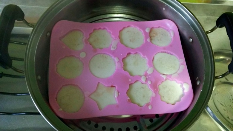 玲珑玫瑰糕,15分钟后蒸熟,再加入有椰汁的另一半