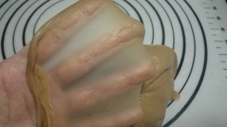 咖啡果仁吐司,揉至完全阶段,可以拉出薄膜