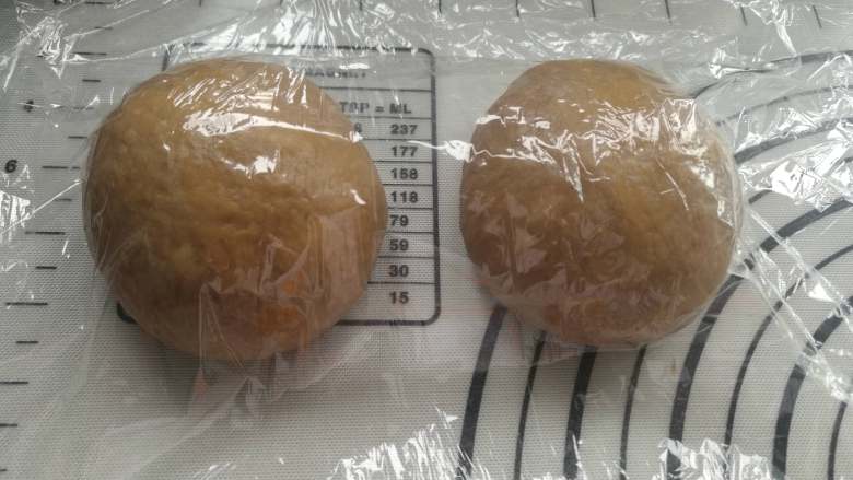 咖啡果仁吐司,按压排气,分成2份滚圆,盖上保鲜膜松弛20分钟