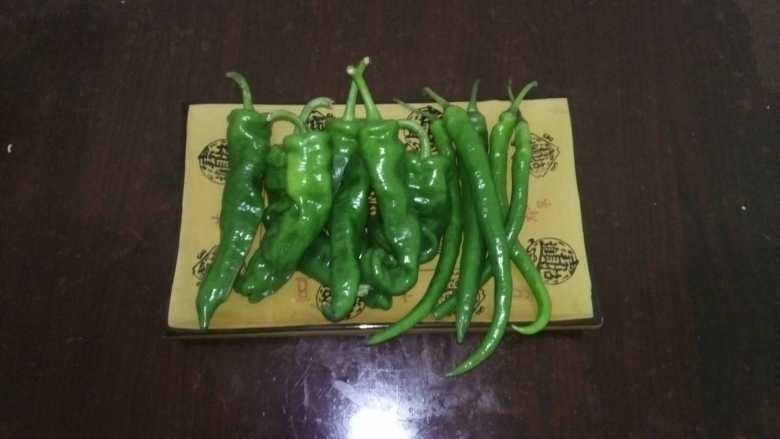 看了我的辣椒炒肉,你确定你炒的也叫辣椒炒肉?,2、我选用的是7成螺丝椒配3成青线椒,这样的搭配让螺丝椒的肉感、香味和线椒的辣度结合的刚刚好,不过,嗜辣的人可以适当改变比例。