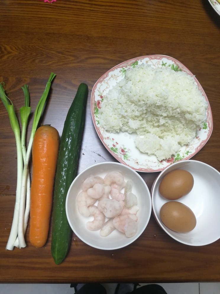 粒粒饱满的黄金蛋炒饭,准备食材，蒜苗可代替小香葱，虾仁可代替火腿。有什么随机发挥。