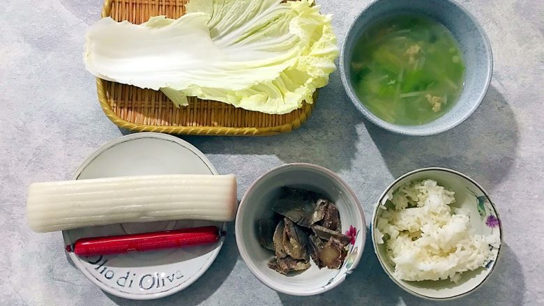 残羹剩饭大变身の年糕汤泡饭,首先我们准备好所有食材