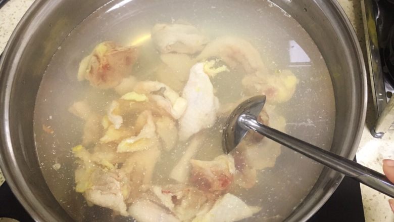 咖喱土豆鸡,鸡块焯一下水,先煮热水后(还没烧开前),放入鸡块,半熟捞起。放到盘里沥干水分,加入<a style='color:red;display:inline-block;' href='/shicai/ 134340'>黑胡椒粉</a>、淀粉、盐,搅拌均匀,腌制待用。