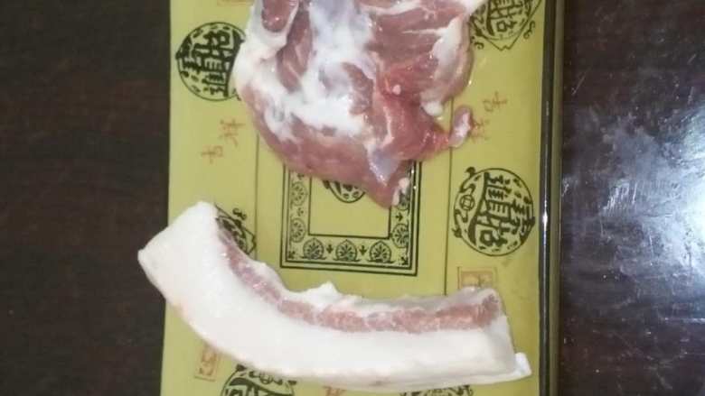 看了我的辣椒炒肉，你确定你炒的也叫辣椒炒肉？,4、我选用的是带点瘦肉边的<a style='color:red;display:inline-block;' href='/shicai/ 940'>肥肉</a>和<a style='color:red;display:inline-block;' href='/shicai/ 11240'>梅花肉</a>（前夹心边上的肉，猪肉贩子都懂这个名词）
