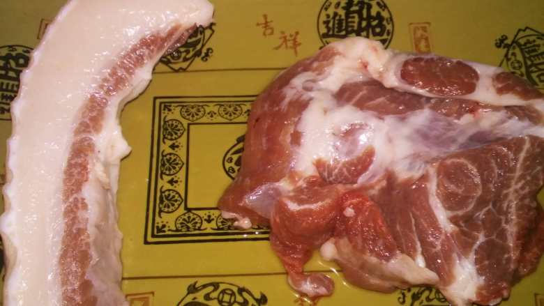 看了我的辣椒炒肉,你确定你炒的也叫辣椒炒肉?,5、图片靠右的肉就叫梅花肉,有着和雪花牛肉一样的美丽纹理,此肉煎、炒、炸、烤、煮的特性是久煮不老,久炒不柴,纹理间的油脂分布均匀,让这一块肉的口味于其他部位的口感截然不同,我个人特别喜好用这个部位来制作精美菜肴,大家可以到菜场购买试一下,对了,一头猪身上也就仅仅能出3斤最好的梅花肉。我图上买的还只是凑合的,去晚了,猪肉贩子卖完了。
