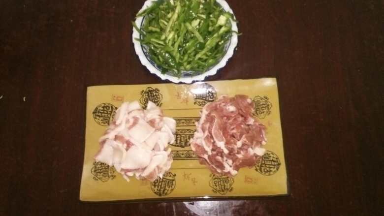 看了我的辣椒炒肉,你确定你炒的也叫辣椒炒肉?,6、辣椒切丝或者滚刀都行,怎么喜欢怎么来,肉切片,肥肉归肥肉,瘦肉归瘦肉。