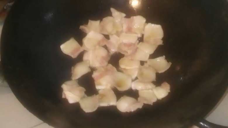 看了我的辣椒炒肉,你确定你炒的也叫辣椒炒肉?,7、锅内下点底油,然后下入肥肉。