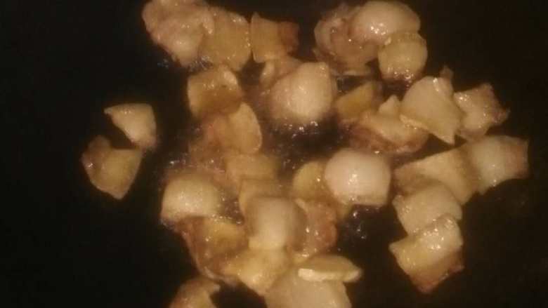 看了我的辣椒炒肉,你确定你炒的也叫辣椒炒肉?,8、将肥肉劲量炒干一点,猪油出来的多一点。