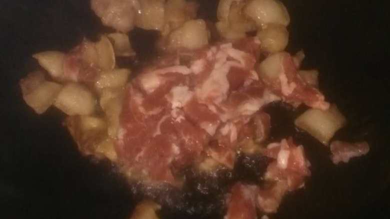 看了我的辣椒炒肉,你确定你炒的也叫辣椒炒肉?,9、这个时候加入梅花肉翻炒。