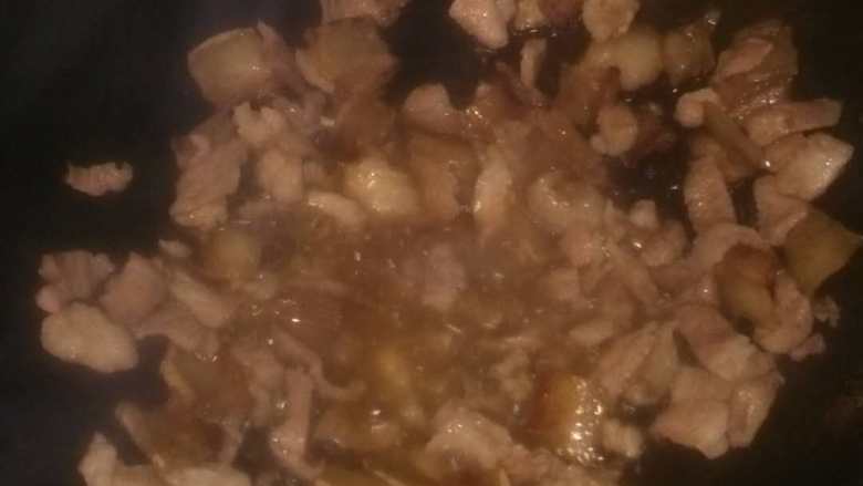 看了我的辣椒炒肉,你确定你炒的也叫辣椒炒肉?,10、下入大蒜沫爆香,加入适当的<a style='color:red;display:inline-block;' href='/shicai/ 762'>老抽</a>着色。