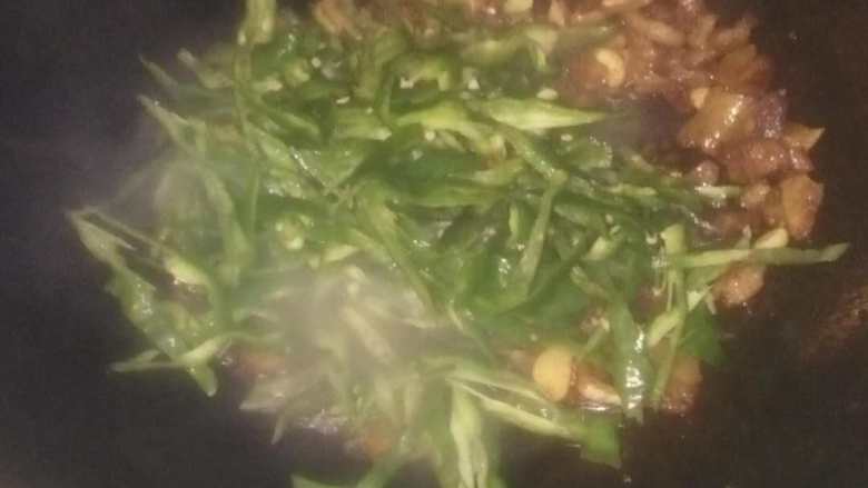 看了我的辣椒炒肉,你确定你炒的也叫辣椒炒肉?,11、加入辣椒翻炒。