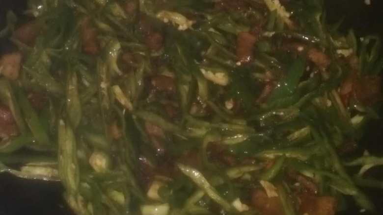 看了我的辣椒炒肉，你确定你炒的也叫辣椒炒肉？,12、加入适当盐、<a style='color:red;display:inline-block;' href='/shicai/ 756'>鸡精</a>、<a style='color:red;display:inline-block;' href='/shicai/ 3729'>白糖</a>、<a style='color:red;display:inline-block;' href='/shicai/ 788'>生抽</a>翻炒片刻后即可出锅。