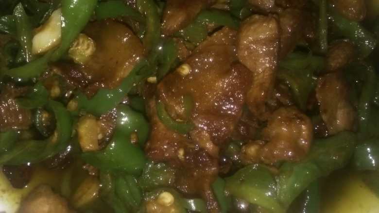 看了我的辣椒炒肉,你确定你炒的也叫辣椒炒肉?,13、我记得苏轼被贬黄洲的时候写过一首《猪肉颂》,以前小时还专门背过,图个好玩:
净洗铛,少著水,柴头罨烟焰不起。
待他自熟莫催他,火侯足时他自美。
黄州好猪肉,价贱如泥土。
贵者不肯吃,贫者不解煮。
早晨起来打两碗,饱得自家君莫管。