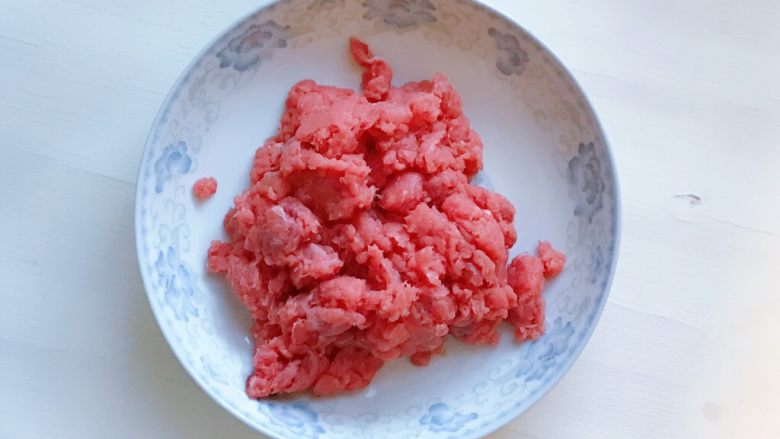 年味の年年有“鱼”饺,用手剁也可以,那样会非常有颗粒感。
