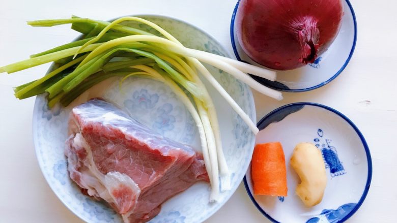 年味の年年有“鱼”饺,食材洗净备用。