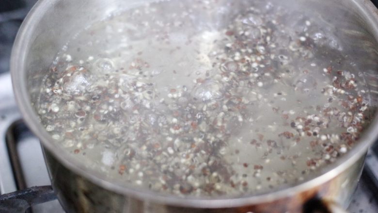 藜麦水果沙拉,煮15到20分钟,然后捞出沥干